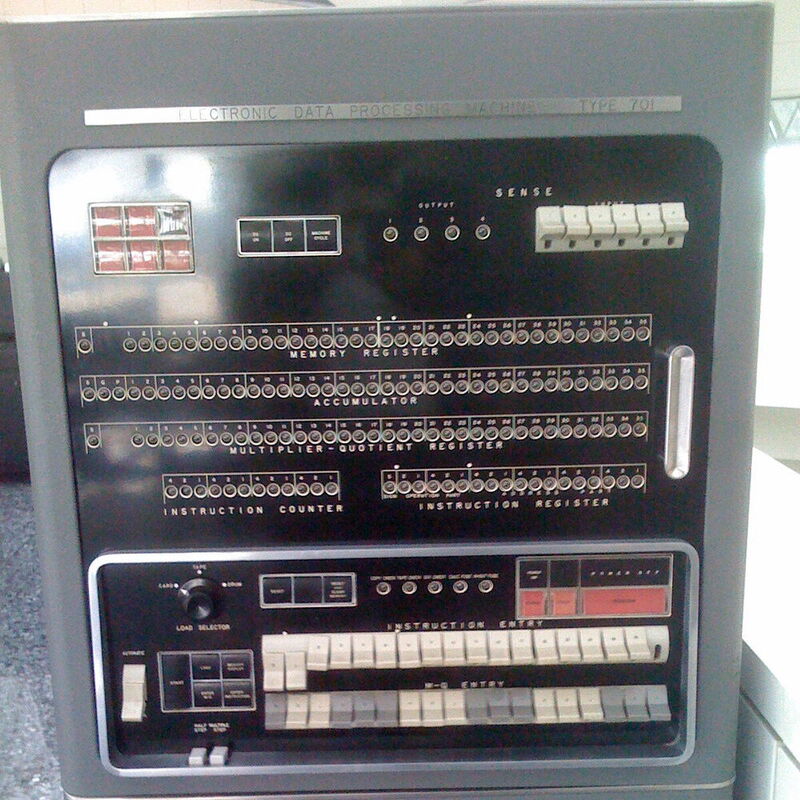 Der IBM 701 war der erste kommerzielle Großrechner für wissenschaftliche Zwecke.