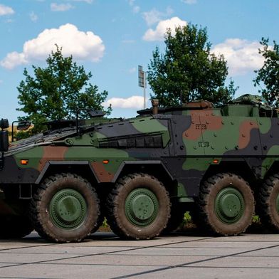 Personeller Zuwachs! Der Radpanzer Boxer gehört neben anderen Panzerfahrzeugen zu jenen, die das KNDS-Werk in Görlitz mit Komponenten versorgt. Freuen darf man sich an dem Standort nun auch, denn die Mitarbeiterzahl soll sich noch in diesem Jahr deutlich erhöhen ... (Bild: KNDS)