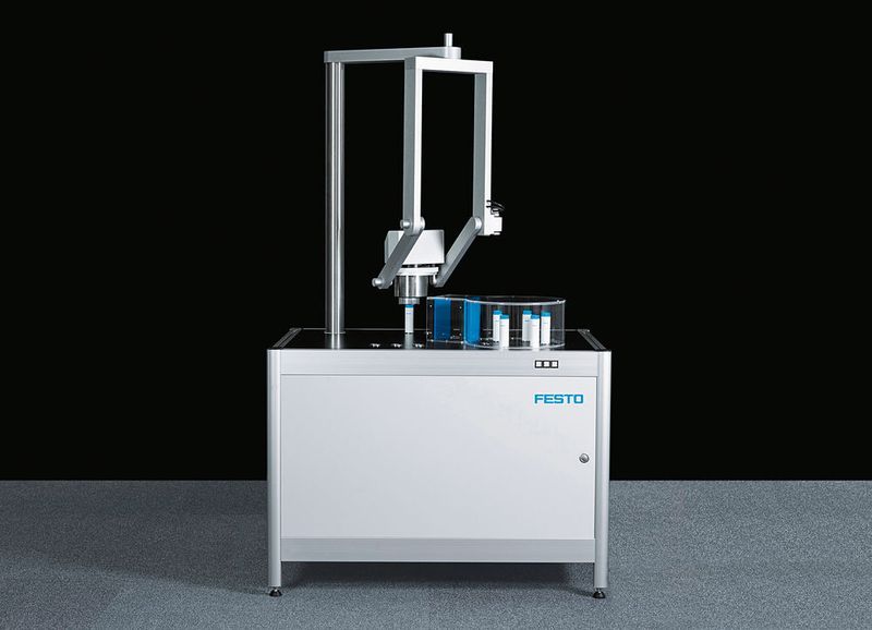 Die schwebende Handhabung von Objekten von außen innerhalb eines geschlossenen Raums zeigt das Projekt Supra-Picker. (Bild: Festo)
