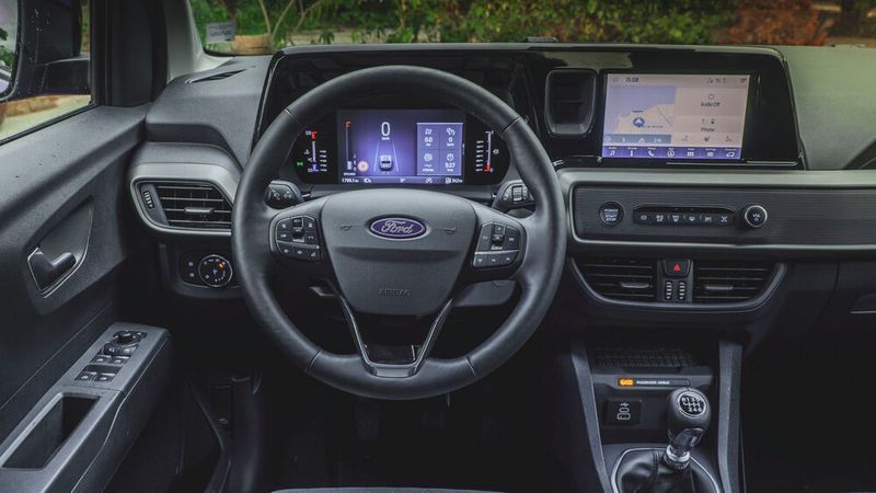 Eine digitale Instrumentenanzeige und ein acht Zoll großer Touchscreen sind serienmäßig eingebaut. (Bild: Ford)