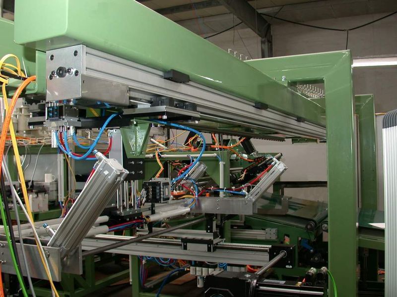 Robust: Dank der integrierten V-Profile arbeitet die Roboterportalanlage selbst bei rauen Umgebungsbedingungen zuverlässig. (Archiv: Vogel Business Media)