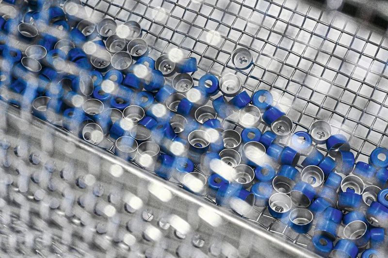 Bei medizintechnischen Produkten, die wie hier die Verschlusskappen von Impfstoffbehältnissen als Schüttgut gereinigt werden, muss die Einhaltung der Vorgaben gewährleistet und dokumentiert werden.   (Bild: Ecoclean GmbH)