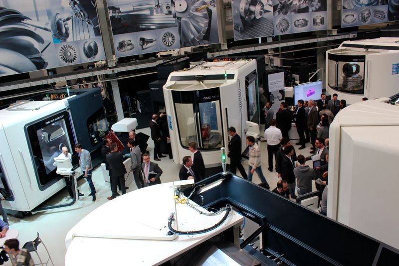 Wie jedes Jahr herrscht gute Stimmung unter den Gästen der traditionellen Hausausstellung von DMG Mori in Pfronten. (Sonnenberg)