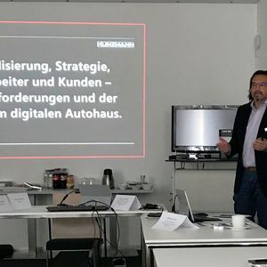 Markus Gold (links) und Dennis Ostner sind die Köpfe hinter dem Digitalisierungsprojekt von Kunzmann. Insgesamt arbeiten aber 29 Mitarbeiter(innen) in fünf Abteilungen daran.(Bild:  Achter/»kfz-betrieb«)