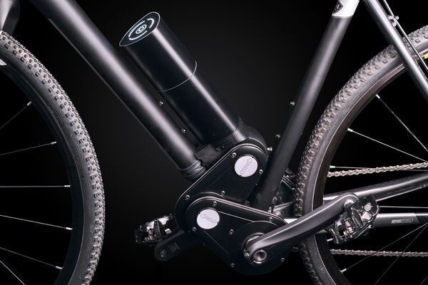 Die Montage des Getriebes ans eigene Rad dauert lediglich 30 Minuten: Die linke Pedalkurbel wird abgezogen, der passende Tretlageradapter sowie das Getriebe aufgesetzt und die Kurbel im Anschluss wieder angebracht. (Bild: Relo)