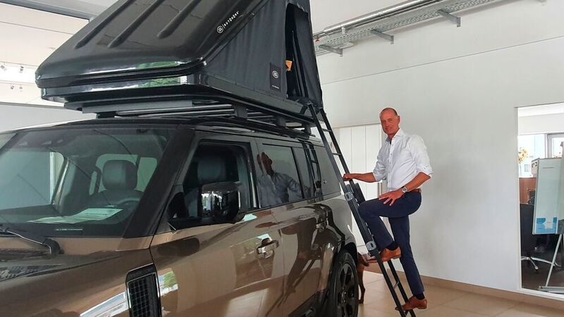 Ob Leiter oder Dachzelt: Ralph Speyerer, Geschäftsführer von Land Rover Coburg, bietet den Kunden die Möglichkeit, das Zubehör anzuschauen. (Mauritz/ »kfz-betrieb«)