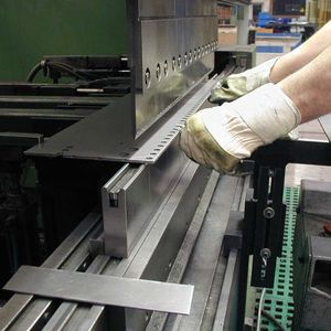 Beim Bedienen einer Gesenkbiegepresse müssen Hände und Finger geschützt werden, weil sie sehr dicht an der Biegelinie arbeiten.  Bild: Fiessler Elektronik