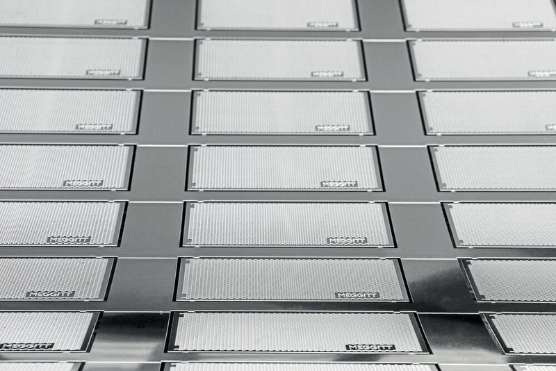 Fotochemisches Ätzen wird für die Produktion von Netzen, Filtern und Sieben aus Stahl verwendet, da die Bearbeitungstechnik im Vergleich zu herkömmlichen Verfahren auch komplexe und kleinteilige Metallbearbeitung ermöglicht.  (Precision Micro)