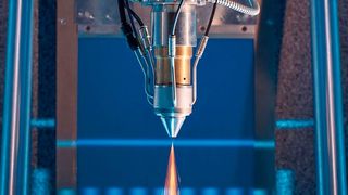 Am Fraunhofer-ILT untersucht man gleich im Rahmen zweier Projekt, wie sich die Luft- und Raumfahrt durch 3-Druck nachhaltiger machen lässt. Ein neues Laserauftragschweißen überwacht etwa den additiven Herstellungsprozess, erkennt Anomalien und behebt diese auch gleich. (Bild: Fraunhofer-ILT / R. Baumgart)