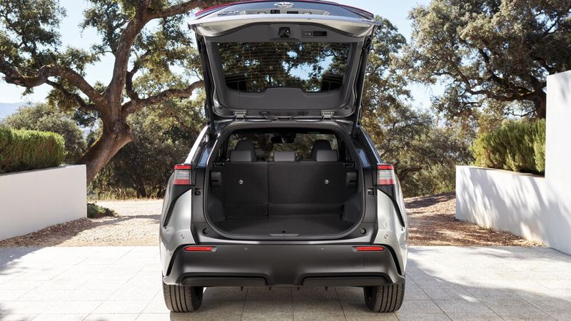 Der Laderaum fasst je nach Ausstattung bis zu gut 450 Liter.  (Bild: Toyota )