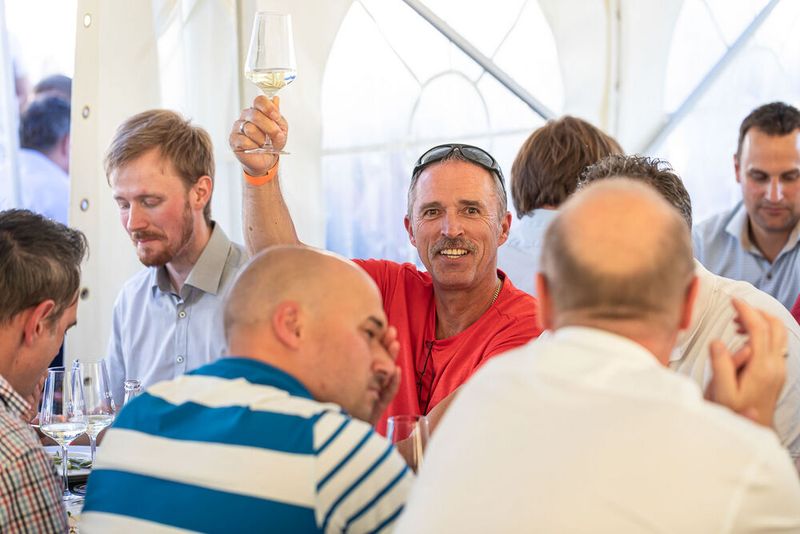 Steckverbinderkongress 2022: Das Get together am 4. Juli 2022 und die Abendveranstaltung am 5. Juli 2022 auf dem Vogel-Campus boten viele Gelegenheiten sich in entspannter Atmosphäre auszutauschen und zu netzwerken. Schon so manches Projekt nahm hier seinen Anfang. (Bild: Elektronikpraxis)