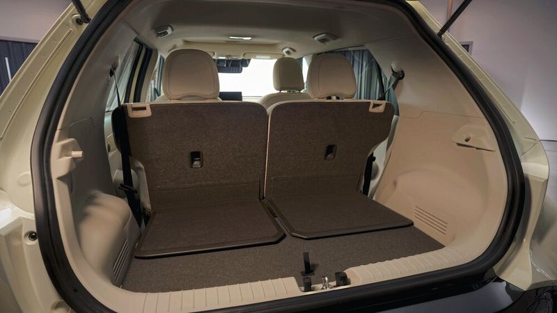 Das Kofferraumvolumen beträgt je nach Sitzstellung zwischen 238 und 351 Liter, legt man die Rücksitzlehnen um, passen in den ebenen Laderaum bis zu 1.059 Liter. (Bild: Hyundai)