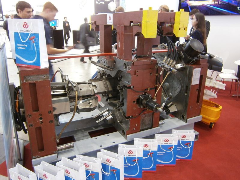 Und ab hier erleben Sie immer wieder, was es sonst noch so auf der Premiere der Moulding Expo zu erleben gab. Mit dabei sind ein Trabi, ein BMW i8, diverser Boliden der Formula Student, ein Rennsimulator, Bauteile, Werkzeugmaschinen und vieles Mehr...die Moulding Expo hat gemäß den Aussagen der Initiatoren ihr Versprechen erfüllt, der Branche eine neue, optimierte Präsentationsplattform zu bieten. (Bild: Königsreuther)