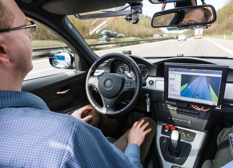Automatisiertes Fahren bei Bosch: Als einer der weltweit größten Anbieter von Mobilitätslösungen arbeitet Bosch seit 2011 am automatisierten Fahren. Autos mit Bosch-Technik können schon heute in einzelnen Situationen wie Stau oder Einparken das Steuer übernehmen. (Bosch)