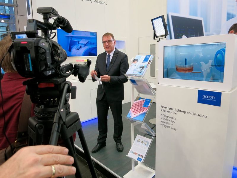 Erklärt vor laufender Kamera die Vorzüge moderner Glasfasertechnologien: Jörg Warrelmann, Sales Director Medical Europe der Business Unit Lightning and Imaging von Schott. (Reinhardt / Devicemed)