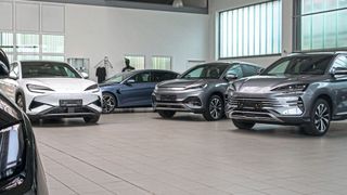 Die ersten BYD-Modelle sind schon da, die CI des chinesischen Autobauers folgt noch: Ramsperger startet Ende Oktober offiziell mit dem BYD-Vertrieb. (Bild: Ramsperger)