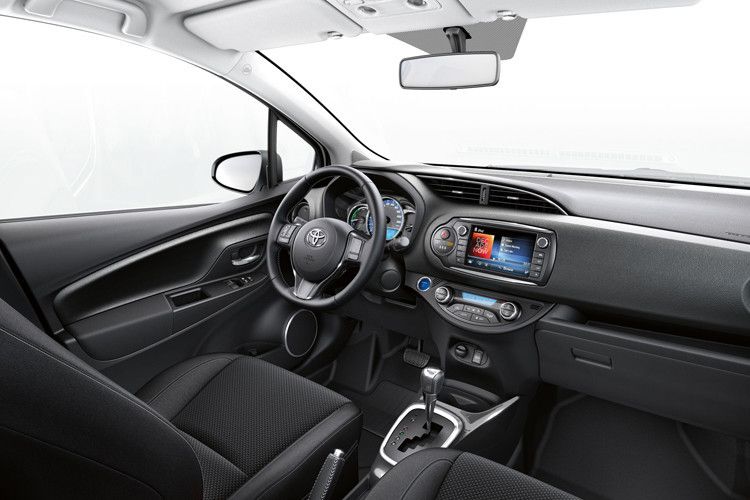 Das neue Innenraum-Design zeichnet sich durch ein verbessertes Raumgefühl, dynamischere Formgebung und hochwertigere Materialien aus. (Foto: Toyota)