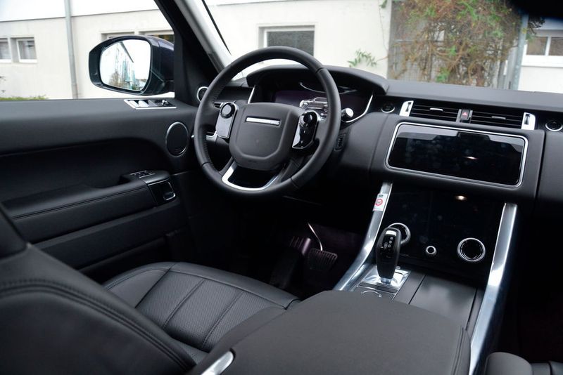 Im Fahrzeug selbst geht es übrigens an keiner Stelle eng zu. Neben Fahrer … (Michel / »kfz-betrieb«)