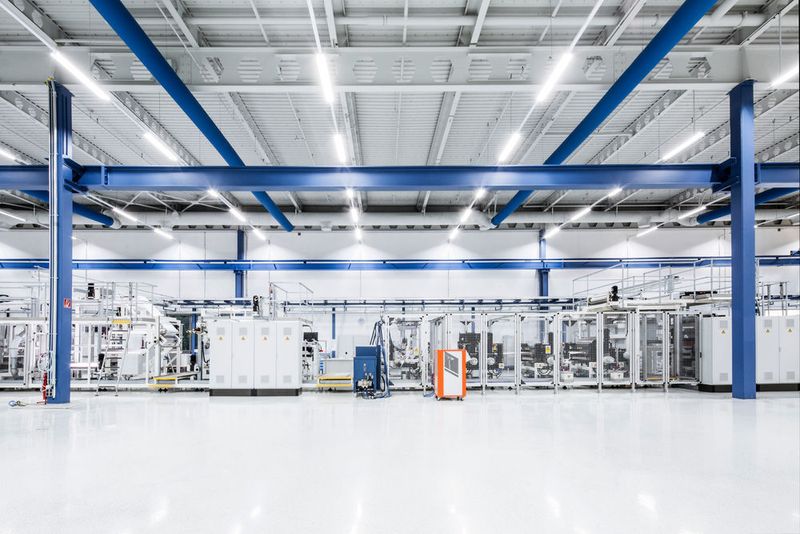 NRW Wirtschaftsminister Garrelt Duin und John Banovetz, Managing Director für die 3M DACH-Region, setzten heute den ersten Spatenstich für eine neue Produktionsanlage im 3M Werk im nordrhein-westfälischen Kamen. Bis Ende 2017 investiert der Multitechnologiekonzern dort über 70 Millionen Euro in zwei hoch automatisierte Fertigungsanlagen für Transparentverbände. (3M)