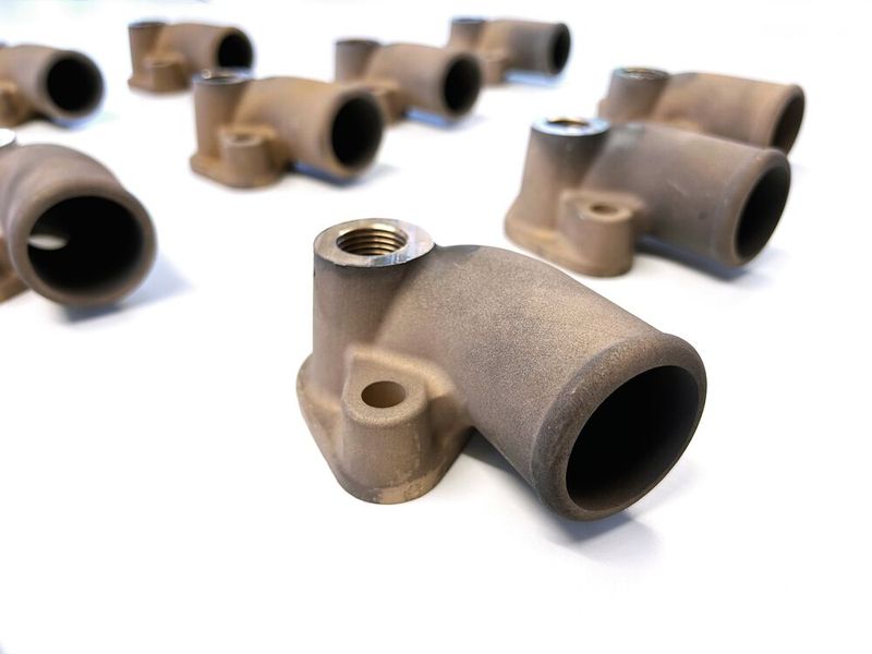 Die 3D-gedruckten Bronzekrümmer übertreffen die Anforderungen an das Originalteil. (Bild: MAN Truck & Bus)