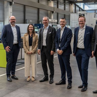 Siemens und Trumpf wollen die digitale Fertigung und die Einbindung von KI beschleunigen. Von links nach rechts: Tom Schneider (Trumpf), Stefanie Frank (Siemens AG), Cedrik Neike (Siemens AG). Stephan Mayer (Trumpf), Yürki Voss (Siemens AG), Till Küppers (Trumpf). (Bild: Siemens AG)