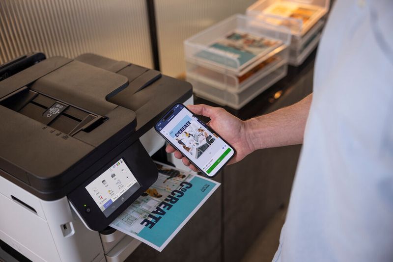 Beide MFPs sind mit einem Dualband-WLAN ausgestattet und erlauben so das Drucken und Scannen via APP vom Smartphone aus.  (Bild: Brother)
