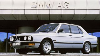 Ein BMW-Oldie gesucht? Für unter 3.000 Euro inklusive TÜV und H-Kennzeichen zum gleich losfahren? Sowas gibt´s, zum Beispiel mit einem Fünfer der Baureihe E28. (Foto: BMW)