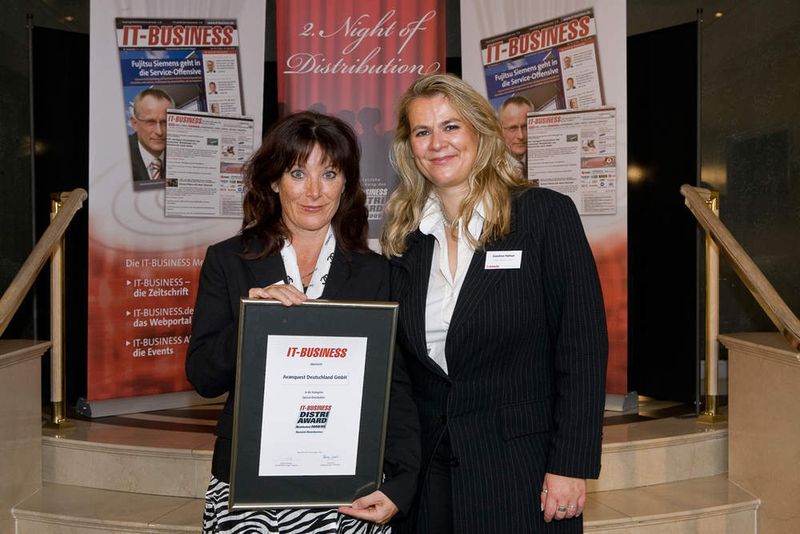 Beatrice Longois von Avanquest nimmt von Caroline Häfner die Urkunde als Nominated Distributor in der Kategorie Spezialdistribution entgegen. (Archiv: Vogel Business Media)