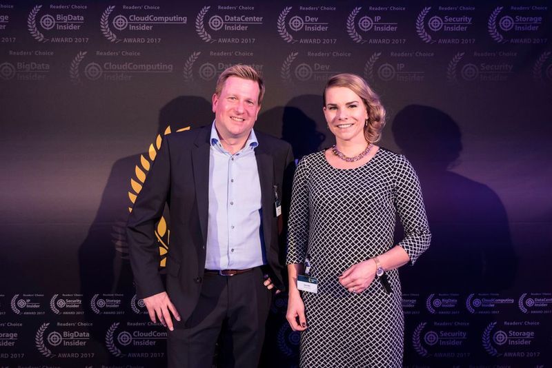 Sabine Davies und Michael Pietsch von Dell EMC vor der Wall of Fame.
 (Herr Müller, herrmueller.info)