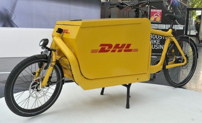 Neuheiten Eurobike 2014: Bullit E-Cargobike Das SUV für intelligentes Leben und Kostenersparnis. Der niederländische Paketriese DHL hat bereits 10 Prozent aller Fahrzeuge durch Räder (33 Lieferwägen durch 33 Cargobikes) ersetzt, dies spart 152 Tonnen CO²-Ausstoß und 430.000 Euro im Jahr. (EUROBIKE Friedrichshafen)