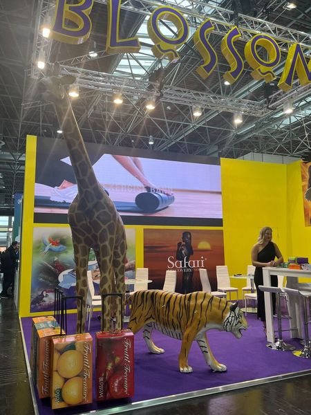 ... Bedarfs- und Gebrauchsartikel wie Handschuhe, ... (© cm)