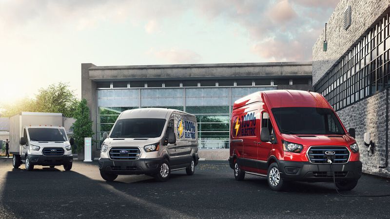 Beim neuen E-Transit haben die europäischen Kunden die Auswahl aus insgesamt 25 Konfigurations-Möglichkeiten, basierend auf drei Radständen und zwei Dachhöhen – je nach Bedarf als Kastenwagen, als Kastenwagen mit Doppelkabine für bis zu sechs Personen, oder als Fahrgestell (Basisfahrzeug) für maßgeschneiderte Aufbauten.  (Ford)