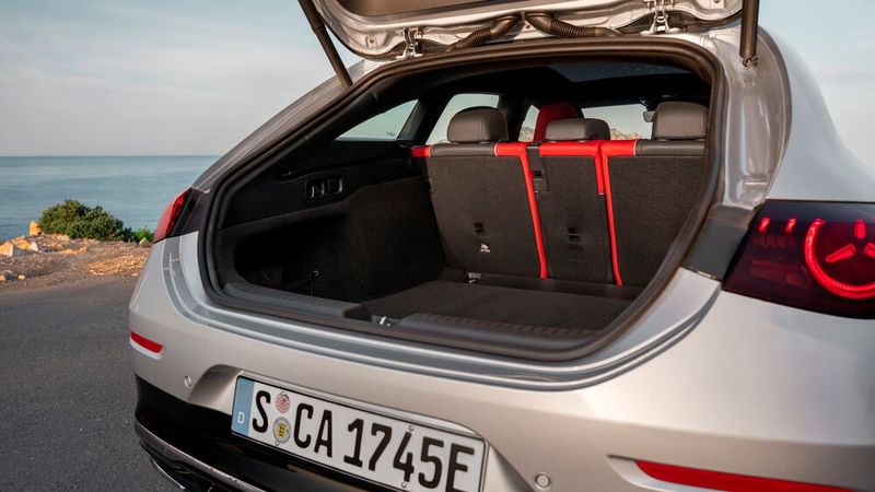 Dass es Mercedes mit den praktischen Fertigkeiten nicht ganz so ernst nimmt wie vielleicht noch in früheren Zeiten, lässt sich am maximalen Kofferraumvolumen (1.290 Liter) des CLA Shooting Brake ablesen. (Bild: Mercedes-Benz)