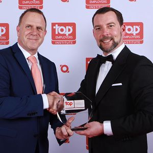 Gert Timmer, Senior Specialist, Talent Acquisition Europe bei Harman Connected Car Division mit Steffen Neefe, Country Manager DACH beim Top Employers Institute.