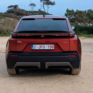 Die Heckpartie unterstreicht den SUV-Charakter des C-HR+.(Bild:  Mauritz – VCG)