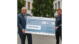 ZDK-Präsident Jürgen Karpinski übergab einen Scheck über 2.500 Euro an Ines Fornaçon, Leiterin der Berliner Streetwork-Station der Off Road Kids Stiftung. (Bild: Promotor)