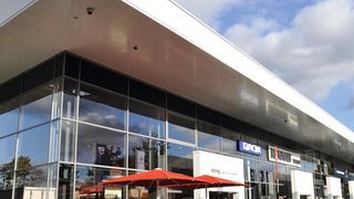 Die Bleker Gruppe hat im neu eröffnenten Autoforum Ahaus sechs Automarke sowie eine Bäckerei samt Café unter einem Dach. (Bleker Gruppe)