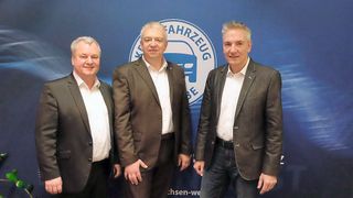 Beschäftigten sich mit dem Automarkt der Zukunft: (v. l.) Uwe Schmidt, Geschäftsführer der Innung Sachsen West/Chemnitz, Michael Schneider, Obermeister der Innung Sachsen West/Chemnitz und Wolfgang Michel, Chefredakteur »kfz-betrieb«.  (Bild: Zietz – »kfz-betrieb«)