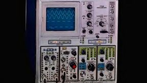 Die 7000er-Serie von Tektronix war kein Standard-Oszilloskop, sondern ein modulares System. Ein Mainframe diente als Plattform mit Stromversorgung und Kathodenstrahlröhre. (Bild: Tektronix)