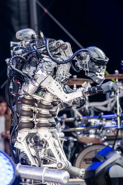 … der Band Compressorhead. (Deutsche Messe)