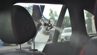 Vernebeln statt versprühen: Bei der Innenraumdesinfektion von Sehon Biocleen wird das Desinfektionsmittel automatisch im ganzen Innenraum per Druckluft verteilt. (Sehon)