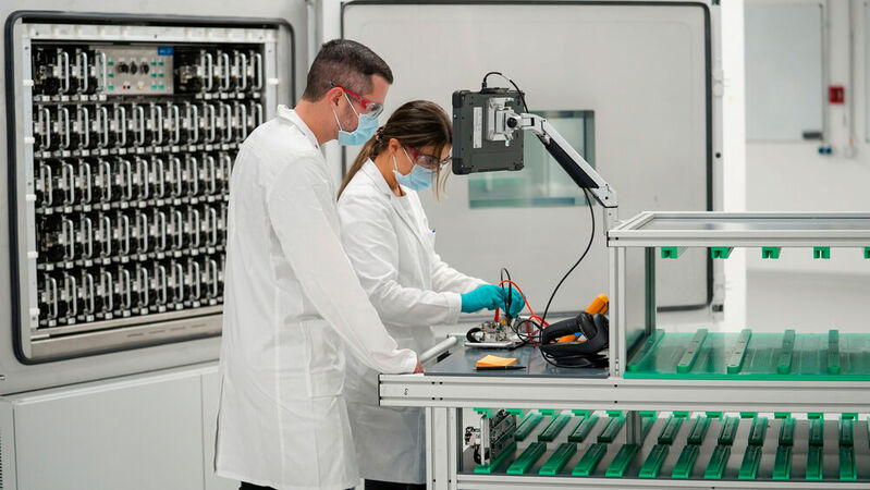 VW bildet künftig auch Chemielaboranten als Lehrlinge aus.
