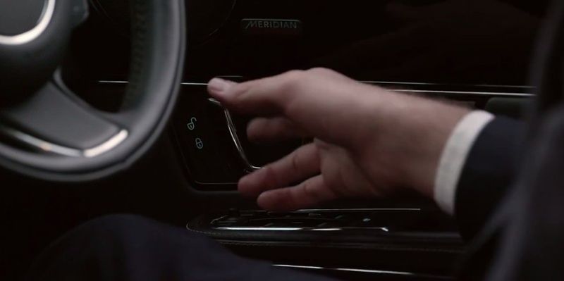 Jaguar Land Rover entwickelt derzeit eine Reihe von neuen Technologien, die den Fahrer mit ausgewählten Farben, Tönen und haptischen Signalen schnell und sicher auf mögliche Gefahren aufmerksam machen. (Bild: Jaguar Land Rover)