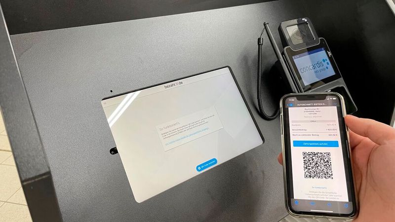 Digitale Lösungen, wie sie der Kunde mittlerweile aus anderen Handelsbranchen oder der Gastronomie kennt, führt Autoschmitt auch im Autohaus ein.(Bild:  Autoschmitt)