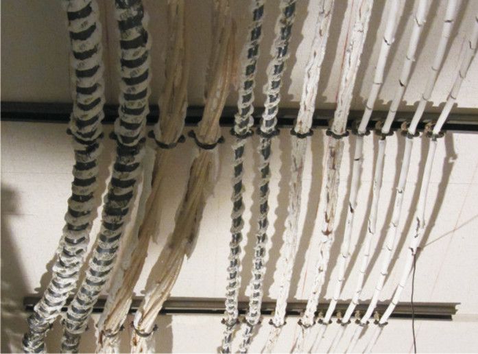 Bild 5: Funktionserhalt nach DIN  4102 Teil 12. Brandprüfung in einem großen Brandraum einer kompletten Kabelinstallation einschließlich der benötigten Verlegebauteile wie  Schellen, Tragevorrichtungen, Halterungen, Dübel etc. nach der Brandprüfung (Bild: Helukabel)