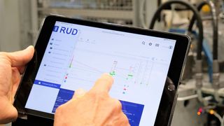 Förderanlagen mit Ketten können jetzt optimaler betrieben werden. Denn RUD hat mit seinem neuen, cloudbasierten Cockpit das passende Anlagenmonitoring geschaffen. Die Zustandsüberwachung kann vom PC, vom Tablet oder vom Smartphone aus geschehen. (Bild: RUD)