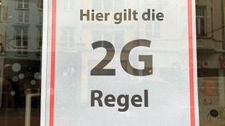 In Bayern können Einzelhändler den Hinweis auf die 2G-Pflicht entfernen. Alle Kunden dürfen nun ohne Beschränkung einkaufen gehen. Die FFP2-Maskenpflicht gilt ungeachtet des Urteils durch den VGH in Bayern weiter.  (Pfaff/»kfz-betrieb«)