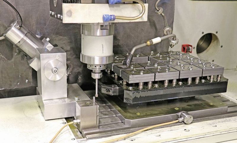 Bei Pomtava ergänzte Roland Haslebacher die Hauser-Schleifmaschinen unter anderem mit einer Fischer-CBN-HF-Abrichtspindel (im Hintergrund) und einer Kalibrierstation, welche die Werte direkt an die Steuerung rückmeldet. (Fanuc)