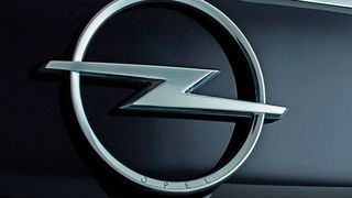 Das überarbeitete Opel-Markenemblem auf der Front der zweiten Mokka-Generation. (Bild: Opel)