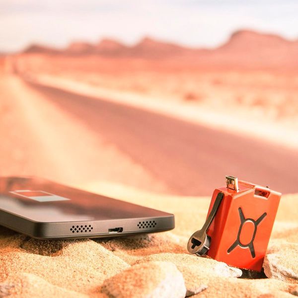 Wenn der Akku mal wieder leer ist, hilft Fuel, das kleinste Ladegerät der Welt. Es kostet bei www.radbag.de 29,95 Euro. (www.radbag.de)